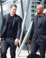 图片报：拜仁全队返回慕尼黑时神情严峻，仅埃贝尔一人露出笑容