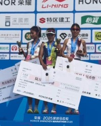 “最快女护士”张水华深圳马拉松再登领奖台，近50天5次参赛，获得超20万元奖金